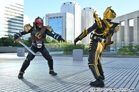 左から仮面ライダーバールクス、仮面ライダーレジェンド。
