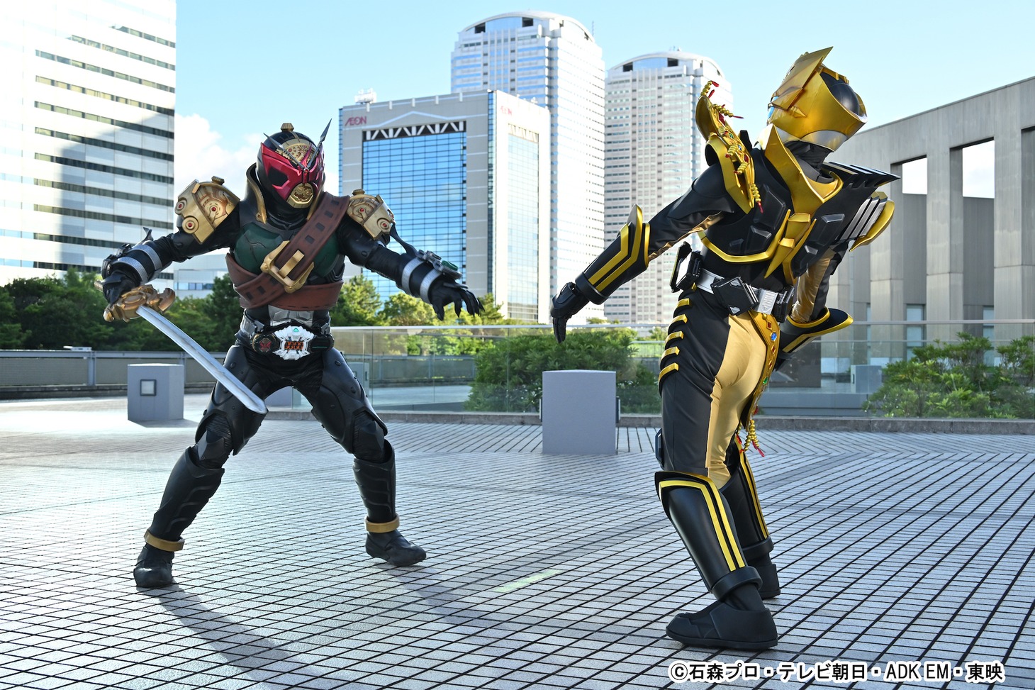 左から仮面ライダーバールクス、仮面ライダーレジェンド。