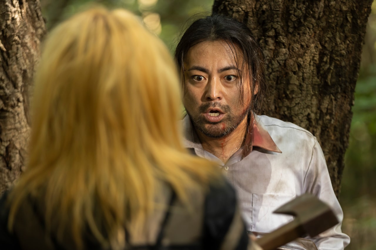 山田孝之、大丈夫!?「唄う六人の女」で斧を向けられたり揉み合ったり