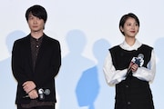 左から神木隆之介、浜辺美波。