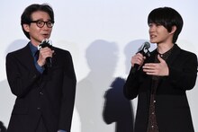 左から吉岡秀隆、神木隆之介。