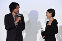 左から青木崇高、安藤サクラ。