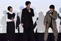 左から浜辺美波、佐々木蔵之介、山田裕貴。