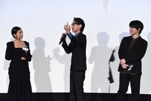 左から安藤サクラ、吉岡秀隆、神木隆之介。
