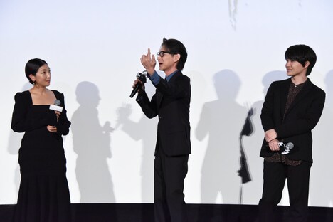左から安藤サクラ、吉岡秀隆、神木隆之介。