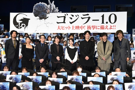 「ゴジラ-1.0(ゴジラマイナスワン)」初日舞台挨拶の様子。左から青木崇高、安藤サクラ、吉岡秀隆、神木隆之介、浜辺美波、佐々木蔵之介、山田裕貴、山崎貴。