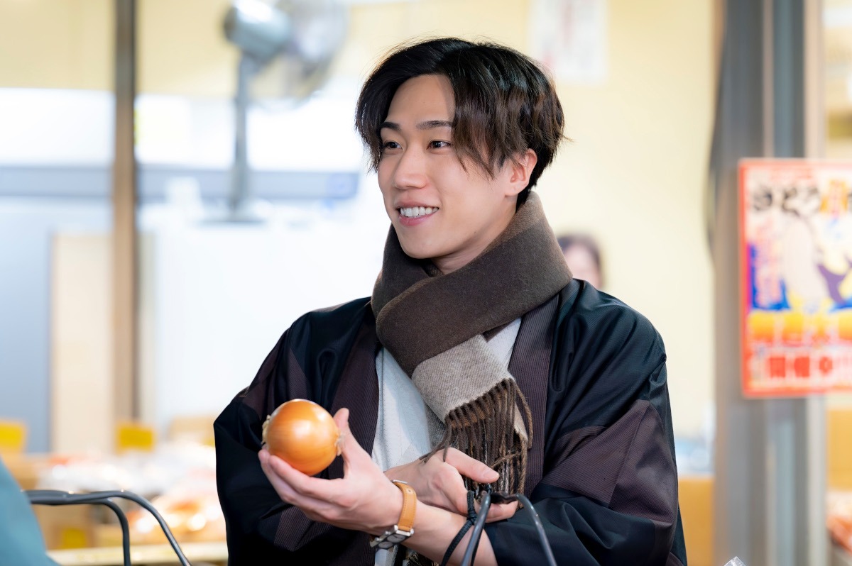 「フェルマーの料理」より、早乙女太一演じる食材に詳しい謎の男。