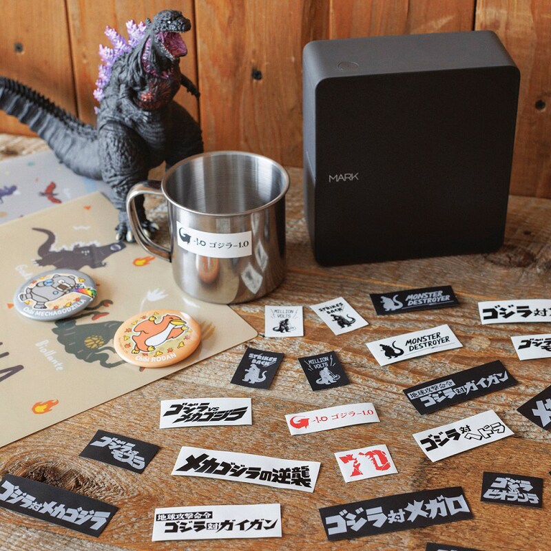 テプラ「ゴジラ」コラボコンテンツの使用イメージ。