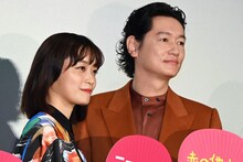 左から深川麻衣、井浦新。