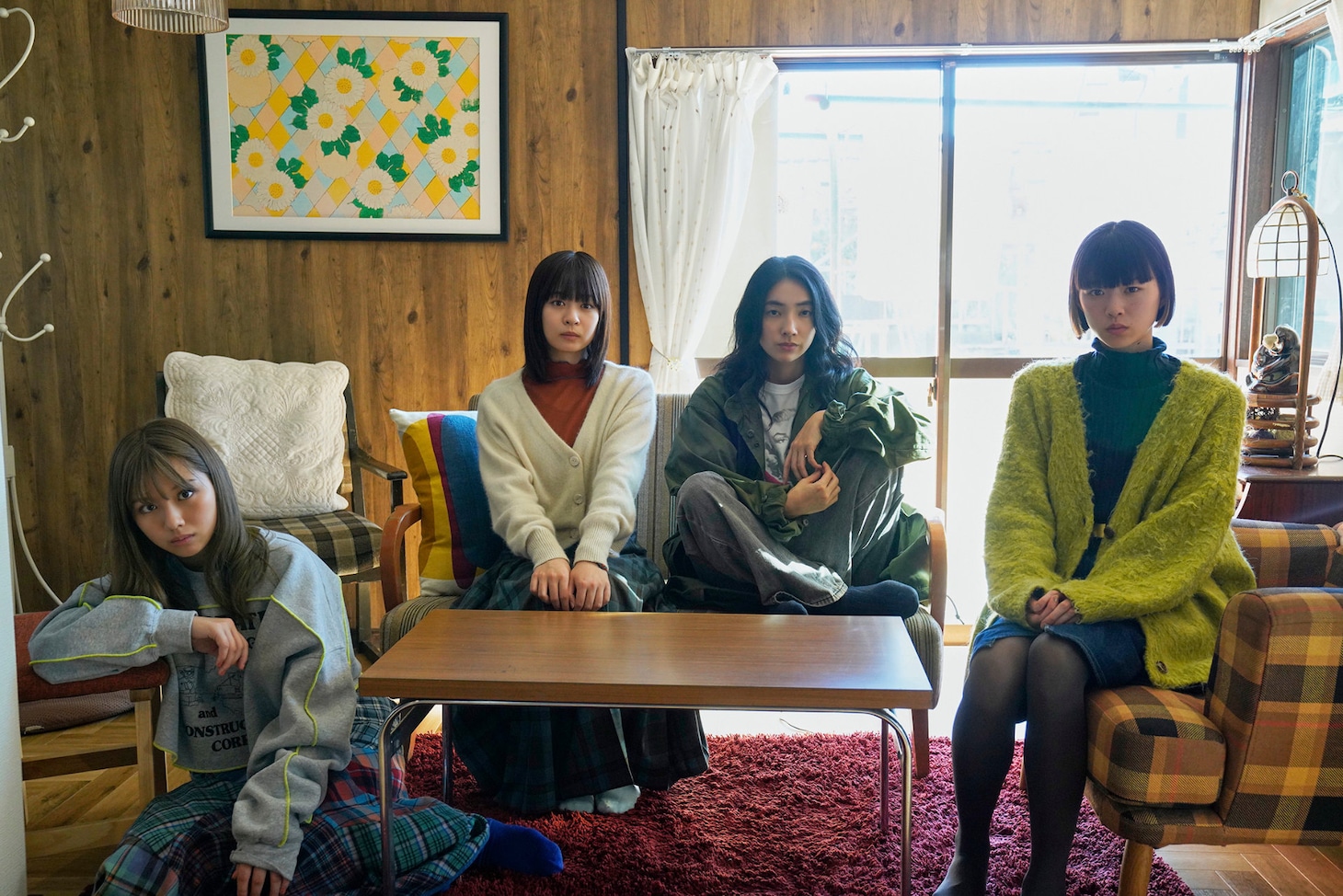 左から渡邉美穂、莉子、仁村紗和、片山友希。
