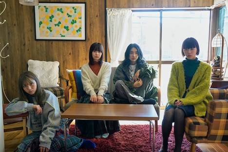 左から渡邉美穂、莉子、仁村紗和、片山友希。