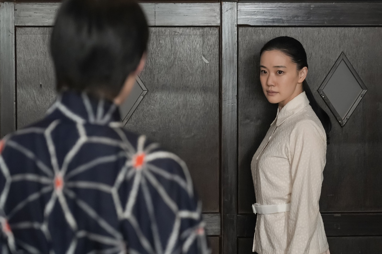 連続テレビ小説「ブギウギ」第3週の15話より。左から橘アオイ役の翼和希、大和礼子役の蒼井優。
