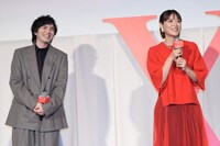 林遣都（左）の名前入り団扇を持つファンたちを笑顔で眺める上野樹里（右）。