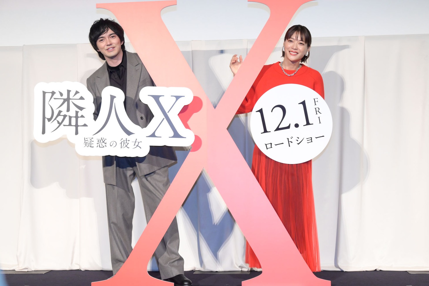 「X」のオブジェから顔をのぞかせる林遣都（左）と上野樹里（右）。