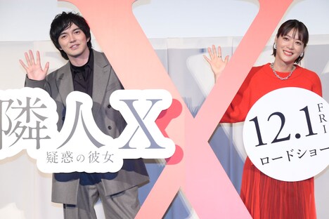 「X」のオブジェから顔をのぞかせる林遣都（左）と上野樹里（右）。