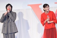 上野樹里（右）と目を合わせられない林遣都（左）。