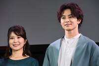 左から佐津川愛美、草川拓弥。