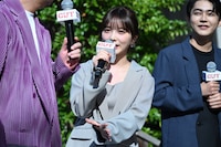 与田祐希（中央）