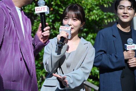 与田祐希(中央)