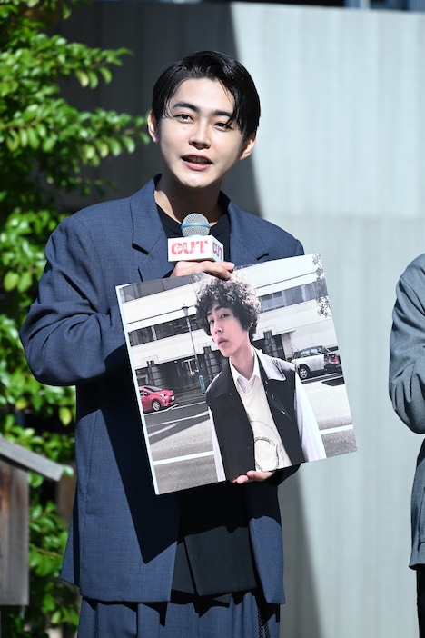 パーマデビューした当時の写真を公開する倉悠貴。