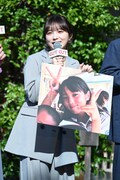 ヤンチャな10代の頃の写真を見せる与田祐希。