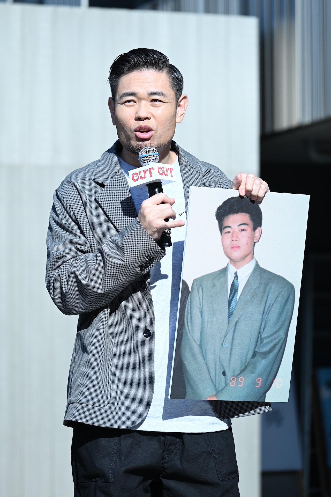 青春時代の写真を披露する品川ヒロシ。