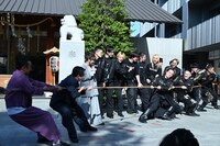 願掛け綱引きの様子。