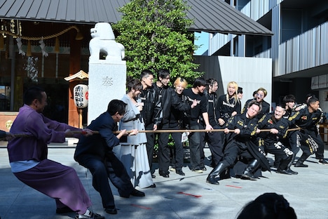 願掛け綱引きの様子。