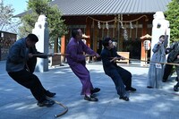 願掛け綱引きの様子。