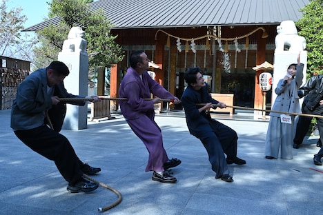 願掛け綱引きの様子。