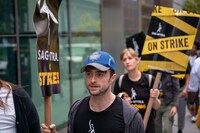 現地時間10月27日に米ニューヨークで行われた全米映画俳優組合によるピケに参加していたダニエル・ラドクリフ。（写真提供：Matthew Rodier / Sipa USA / Newscom / ゼータ イメージ）