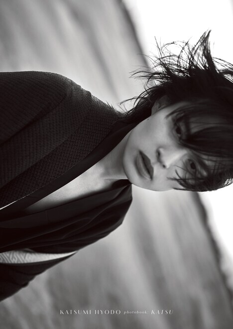 「兵頭功海 ファースト写真集『かつ』」通常版カバーのビジュアル。