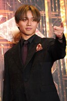 カメラマンから「人差し指で『異議あり！』みたいなポーズで」とリクエストされ、ちゃんと応じた永瀬廉。