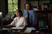 「ショーイング・アップ」場面写真 (c)2022 CRAZED GLAZE, LLC. All Rights Reserved.