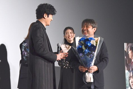 稲垣吾郎（左）から花束を受け取った岸善幸（右）。