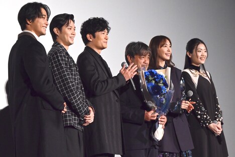 稲垣吾郎（中央左）の厚意で行われた記念撮影の様子。