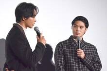 左から佐藤寛太、磯村勇斗。