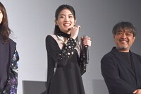 東野絢香（中央）