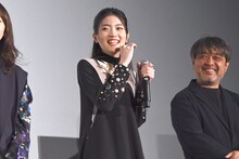 東野絢香（中央）