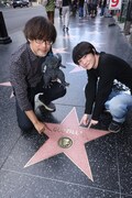 ハリウッド・ウォーク・オブ・フェイムを訪れた山崎貴（左）、神木隆之介（右）。