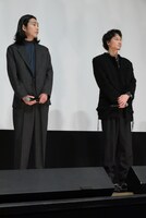 左から柄本佑、綾野剛。