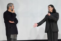 左から荒井晴彦、柄本佑。