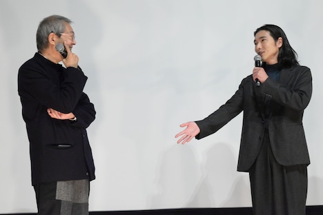 左から荒井晴彦、柄本佑。