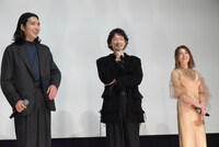 左から柄本佑、綾野剛、さとうほなみ。