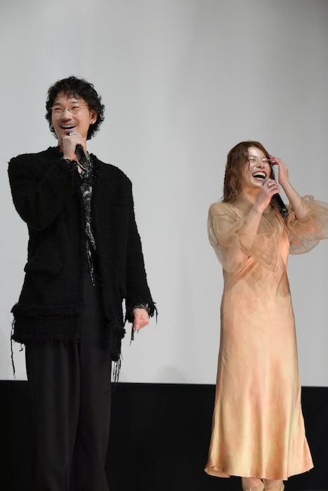 左から綾野剛、さとうほなみ。