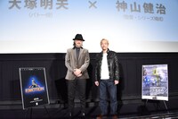 左から大塚明夫、神山健治。