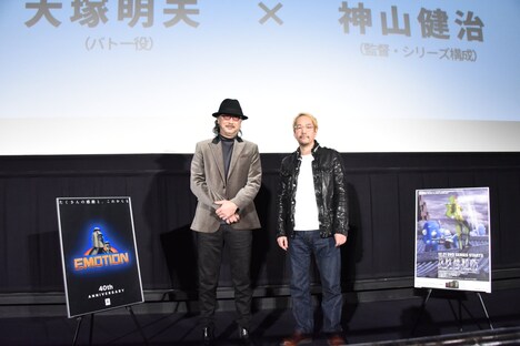 左から大塚明夫、神山健治。