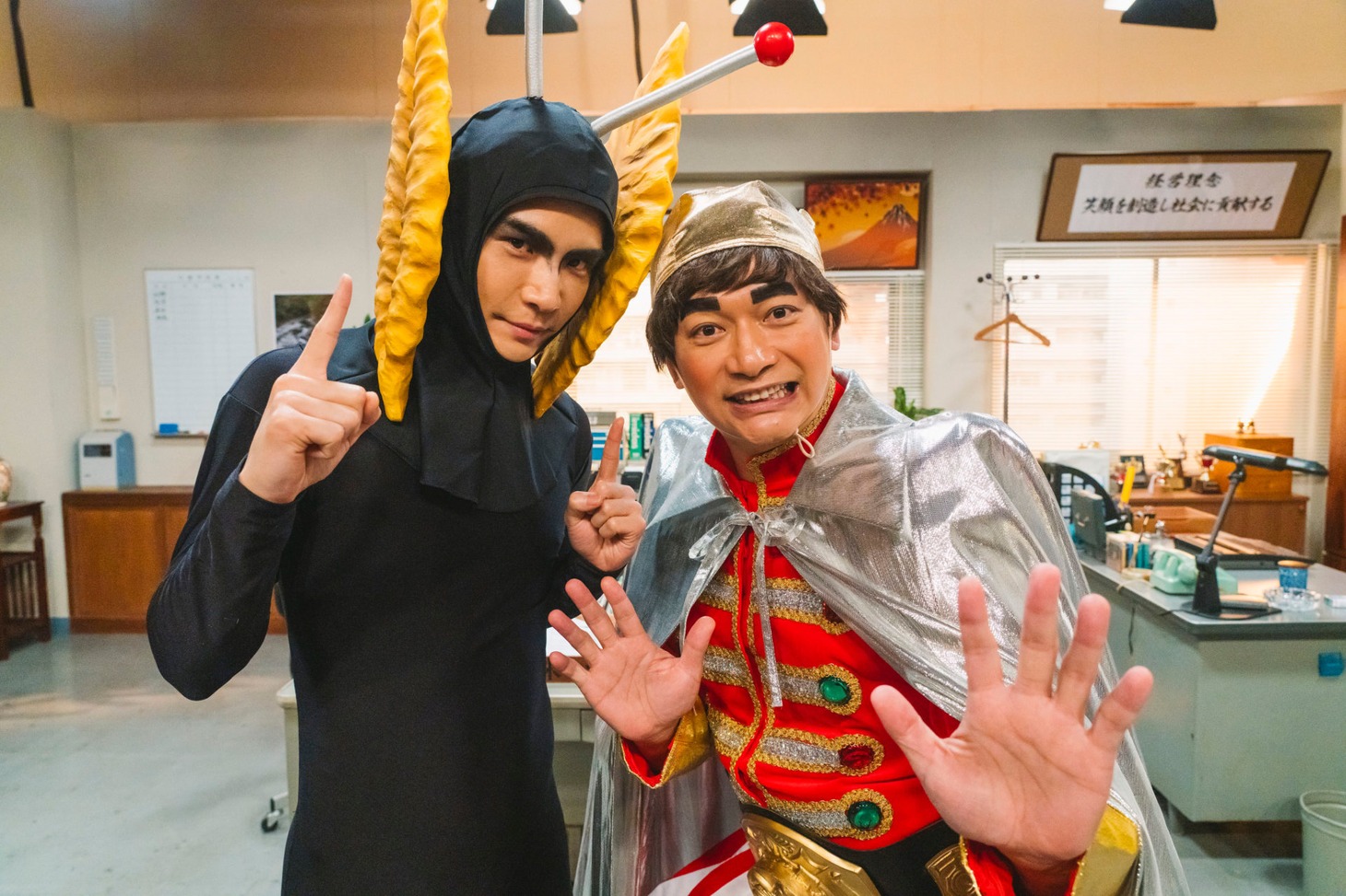 左から明石家さんま役の岩田剛典、ビートたけし役の香取慎吾。