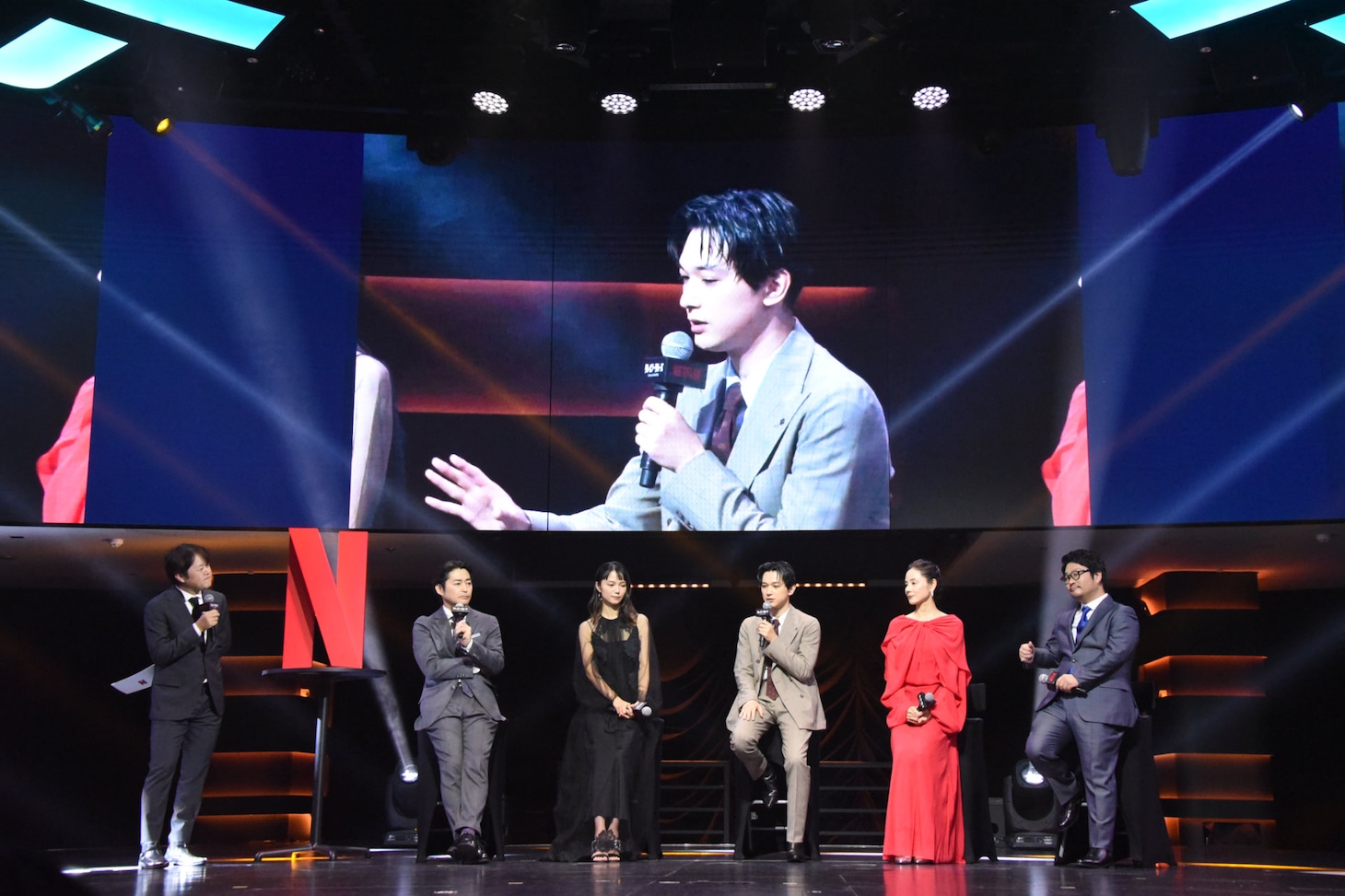 「クレイジークルーズ」配信記念イベントの様子。左からMCの荘口彰久、安田顕、宮崎あおい、吉沢亮、吉田羊、瀧悠輔。