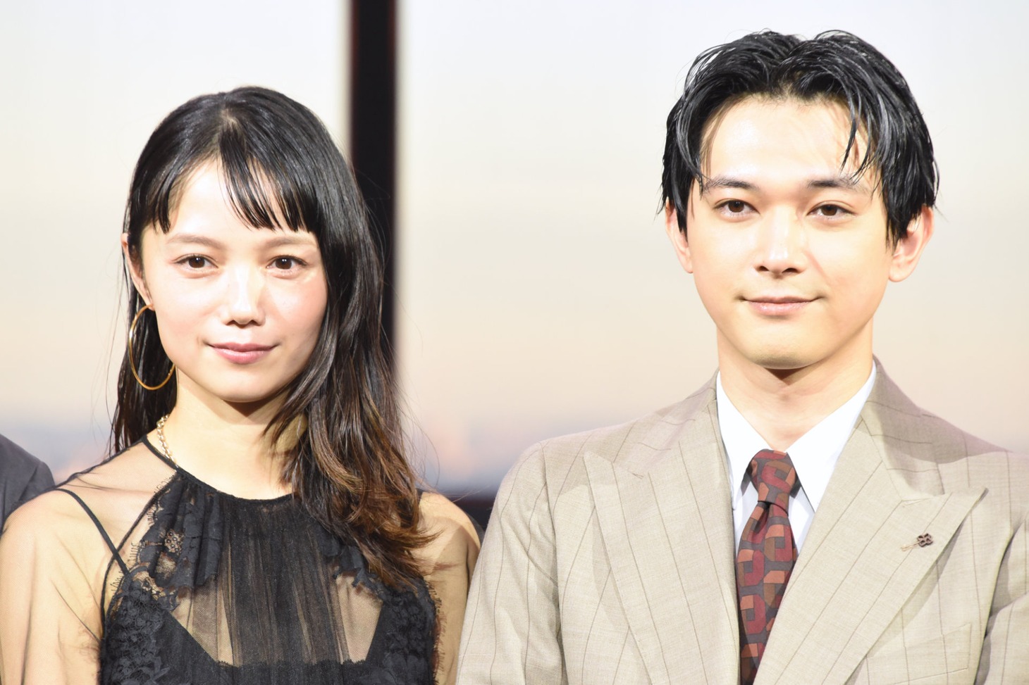 左から宮崎あおい、吉沢亮。